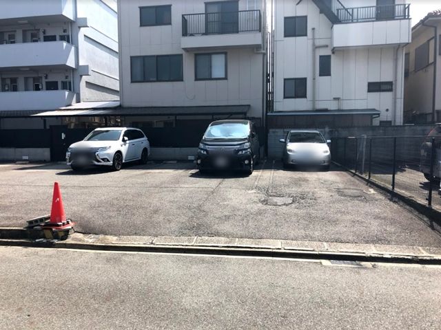 郷前町3丁目駐車場